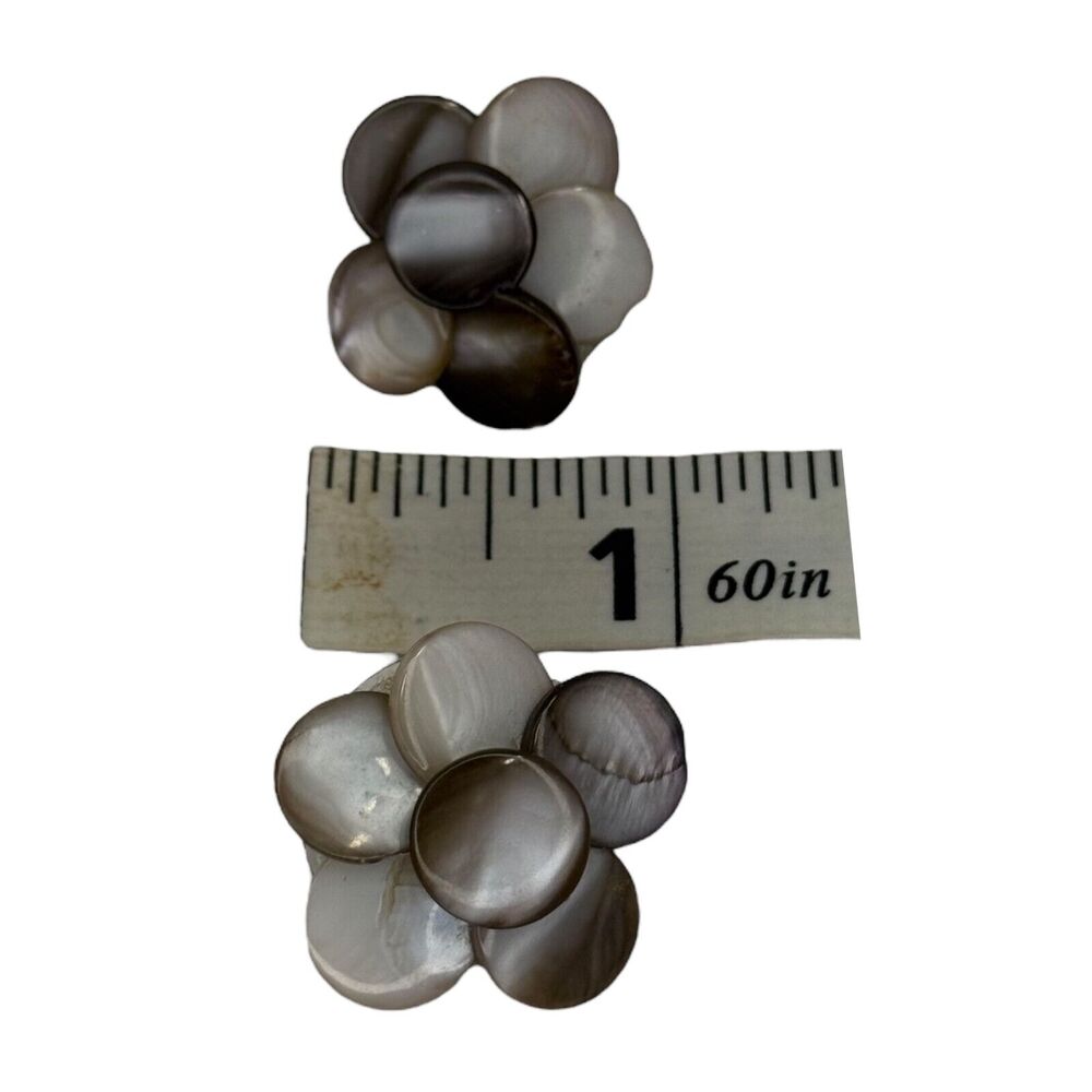 Vintage Mother of Pearl Flower Clip-On Earrings Gray Black Women's Retro Jewelry - Picture 6 of 6